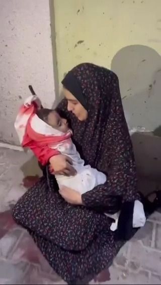 |"والله يما أخذت 580 إبرة هيبارين عشانه".. مشهد مؤلم لفلسطينية تحتضن طفلها الذي قتله قصف الاحتلال. 🥹💔💔💔
يااا...