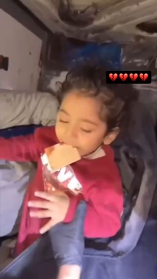 |فيديو | طفلة ترتجف خوفا بسبب قصف الاحتلال في قطاع غزة.💔💔💔💔
#غزه_تحت_القصف💔|