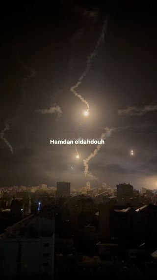 |قنابل انارة وسط مدينة غزة وفوق مستشفى الشفاء Lighting bombs in the center of Gaza City and above Al-Shifa Hospital #غزة #غزة_تحت_القصف...