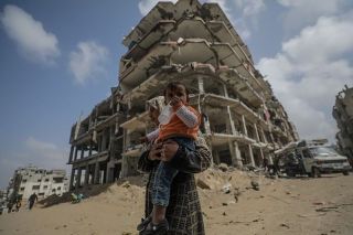 Palestinians move among the destruction following an Israeli military operation in Khan Younis in the #Gaza Strip. 📸 EPA / Mohammed Saber ⁠ 
#غزة #فلسطين🇵🇸...