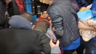|🎥 200 wounded arrive at Nasser Hospital in the south of the Gaza Strip after they were forcefully evacuated from the Indonesian Hospital in the north of the Gaza Strip.
.

🎥 200 جريح...