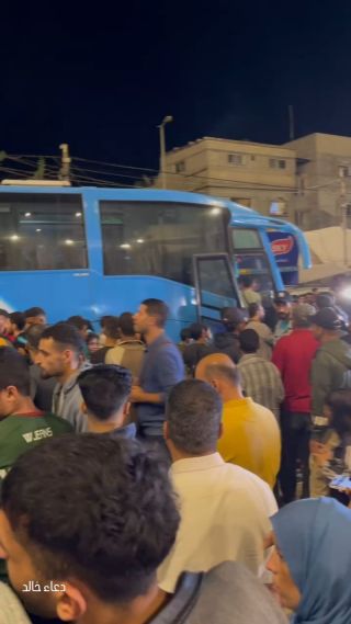 |Part of the arrival of displaced people from the Gaza Strip to its south to the Nasser Medical Complex this evening, accompanied by the wounded.
جانب من وصول النازحون من قطاع...