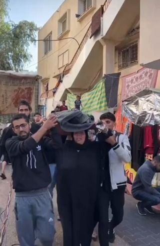 |⭕ " مش خسارة بفلسطين".. أمٌ فلسطينية تُشيّع نجلها الذي ارتقى بقصف الاحتلال على قطاع غزة.
هكذا نساء،فلسطين...