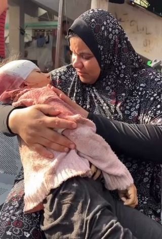 |🛑في حضن أمها الأخير قبل أن توارى الثري .. 
مشاهد الوداع في غزة💔💔
#gaza_today #gaza_city #free_palestine🇵🇸...