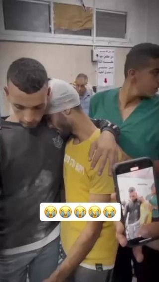 |فلسطيني مفجوع بوالدته التي قتلها جيش الاحتلال في غاراته المستمرة على المنازل في قطاع غزة.💔
#غزة_تحت_القصف💔...