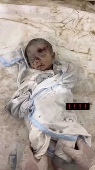 |طفل عمره 4 أشهر ضمن بنك أهداف الاحتلال في مجزرة مخيم المغازي بقطاع غزة ليلة أمس 😔📽️❗
#غزة_تحت_القصف💔...