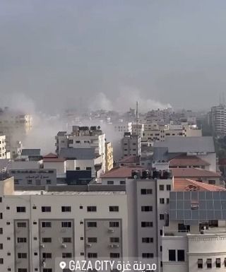 |📽️❗
🔴 Part of the bombing of the occupation warplanes on the Al-Rimal neighborhood in Gaza City with internationally banned “phosphorus bombs.”
#gaza_today #gaza_city...