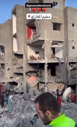 |📽️
🔴 A massacre committed by the occupation forces last night in Al-Maghazi camp in the central Gaza Strip after destroying an entire residential square💔❗
#غزة_تحت_القصف💔...