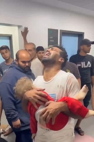 |A young man hugs his daughter who was martyred as a result of the occupation bombing of the Gaza Strip.💔💔
#فلسطين💔‼️ #غزة_تحت_القصف💔 #غزة_تستغيث...
