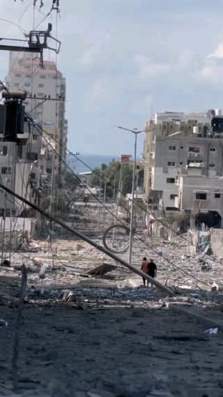 |لا تسأل الدار 💔

#غزة_تحت_القصف. #غزة_فلسطين #غزة 
#فلسطين #georgeswassouf 
#photography #photooftheday #picoftheday #gaza. #ferr_palestine #Palestin|