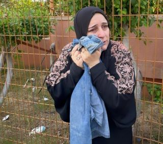 |أم تحتضن ملابس إبنها الشهيد ..
#غزة #فلسطين #فيديوهات #الجزيرة #قصف|