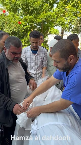 |الله يرحمكوا يابا …
Touching scenes of a father to his children
#غزة #فلسطين #قصف 
#gaza #palestine #freepalestine|