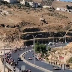 |آلاف الأردنيين يزحفون نحو الحدود مع فلسطين المحتلة.
#غزة_تحت_القصف #فلسطين #الاردن|
