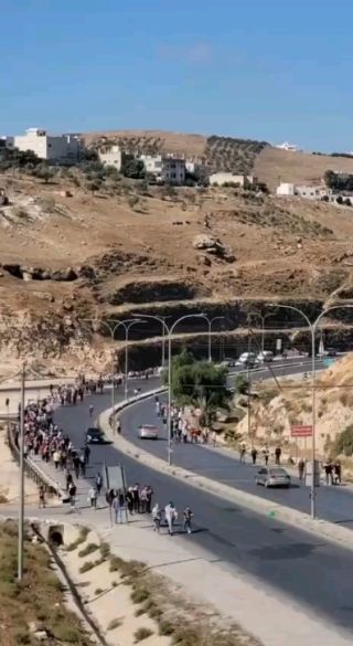 |آلاف الأردنيين يزحفون نحو الحدود مع فلسطين المحتلة.
#غزة_تحت_القصف #فلسطين #الاردن|