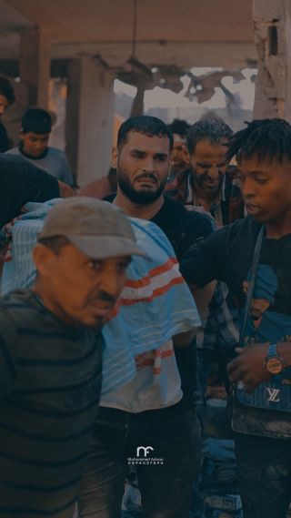 |دمار هائل وعشرات المفقودين تحت الأنقاض جرّاء الغارات الإسرائيلية على حي سكني في خانيونس.
#غزة_تحت_القصف...