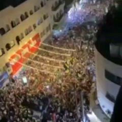 |طوفان بشري.. مسيرة ضخمة وسط عمّان، نصرةً للأقصى ودعماً لغزة وللمقاومة.
#طوفان_الأقصى|
