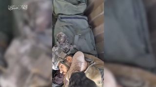 |خلال اقتحامهم موقع "فجَة" العسكري وقتل جنود... هكذا انتقم مقاتلو القسام للمرابطات في الأقصى.
#طوفان_الأقصى|