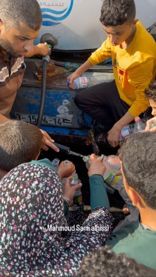 |مواطن يتبرع بسيارة مياة للناز،حين في مستشفى الشفاء الطبي #كل_احترام 

#غزة #غزة_تقاوم #غزة_تنتصر #غزة_اليوم|