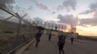 |مشاهد من اقتحام كتائب القسام لموقع إيرز العسكري شمال القطاع، وقتل وأسر من فيه من الجنود ضمن معركة...