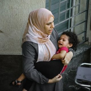 |الطفل لا يعي شيء لكن قلب الأم منهار على طفلها من الخوف 💔🇵🇸
By @zaherwael19 
..
...
....
#Gaza #gainwithxtiandela #warsaw #gazaunderattack...