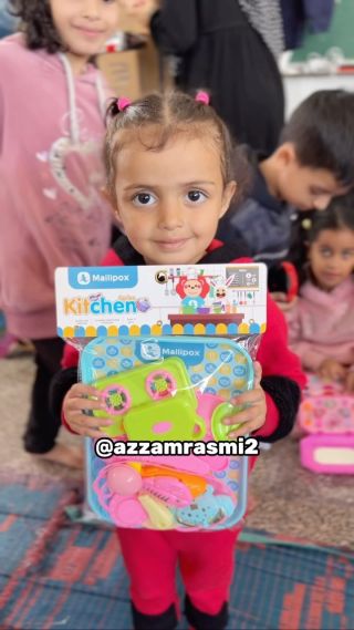 وبرضو اليوم فرّحنا مجموعة جديدة من الأطفال داخل مراكز النزوح ❤️
فرحنا كل الأطفال الي بالغرفة و جبرنا...