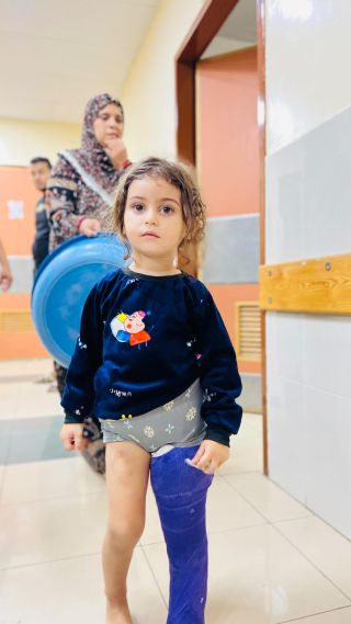 سيلا الجميلة 🥹❤️
فقدت والدتها و أخوها و بيتها 💔
انتظروا الفيديو القادم رح نجيب لسيلا كل شي بدها اياه...