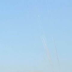 KQ قصف تل أبيب برشقة صاروخية رداً على المجازر بحق المدنيين