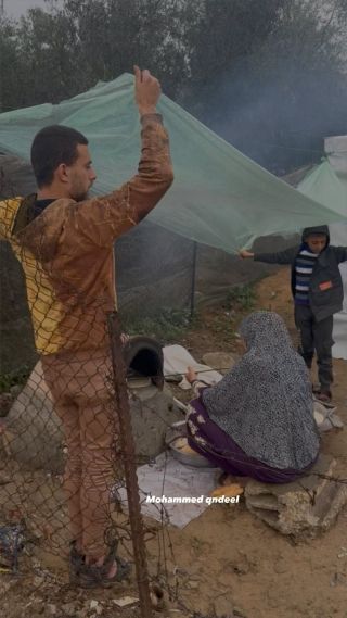 أطفال يحاولون حماية امهم من قطرات الامطار الذي تقوم بتجهيز الطعام والخبز لهم 🫶🫶🫶
Children trying to protect their mother from...