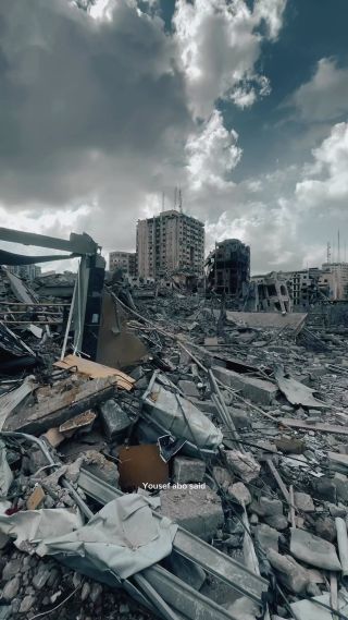 In gaza Thousands of bombs have been dropped on civilian homes for 8 days. Every minute there are casualties, the number has reached 2,700 dead.
#غزة #نصر #حرب #معركة #قصف...