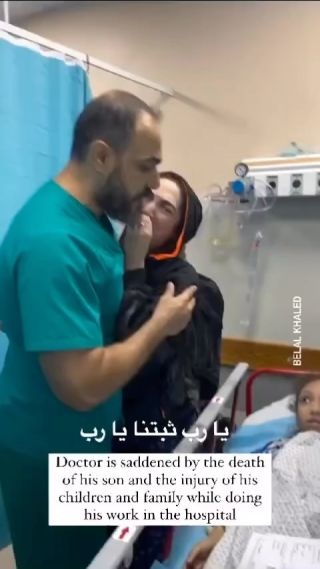 طبيب يفجع باستشهاد ابنه وإصابة أطفاله وعائلته خلال تأديه عمله في المشفى.

#غزة #نصر #حرب #معركة #قصف #فلسطين...