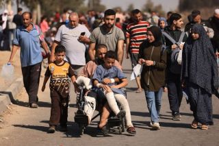 #صور |جرحى وأطفال ومسنون ونساء، بين آلاف النازحين، يسيرون في شارع صلاح الدين من مدينة غزة وشمالي قطاع غزة إلى...