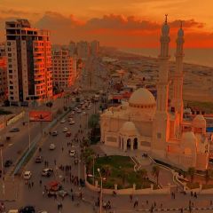 أن ترى مدينة تعج بالحياة .. ثم يطوف بها طائف الحرب ... فترى صحراء جرداء قفراء ليس فيها أي مظاهر الحياة أو الأحياء...