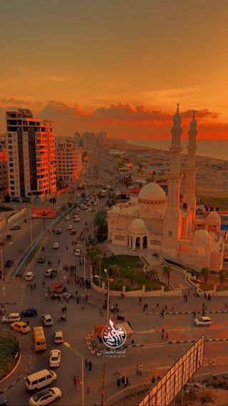 أن ترى مدينة تعج بالحياة .. ثم يطوف بها طائف الحرب ... فترى صحراء جرداء قفراء ليس فيها أي مظاهر الحياة أو الأحياء...