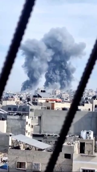 شاهد|| من الأحزمة النارية التي نفذها الاhتلال في شمال قطاع غزة.

Watch|| From the fire belts carried out by the hills in the northern Gaza...