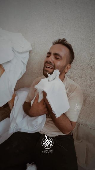 يعمري يابا طفلة جنين ثمانية شهور شهيدة في قصف منزل في شارع الهوجا شمال قطاع غزة. 
تصوير: أحمد العريني
#gaza...