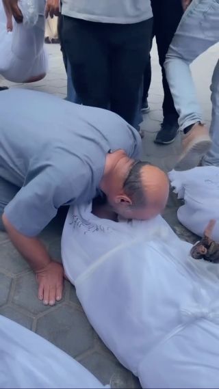 بدي ابني ..💔 قصص الفقد والوجع لاتنتهي في غزة 🥹

.#غزة #غزة_تحت_القصف #explore #trending #trevel #fypシ #trendingreels #trend #edits #gaza...