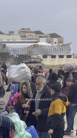 Israeli tanks patrol in the streets as Palestinians families fleeying from Khan Younis town during a military operation in #Gaza Strip. 📸 EPA / Mohammed Saber ⁠ 
#غزة #فلسطين🇵🇸...