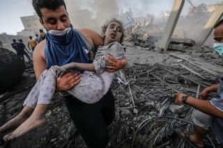 A man carries an injured child girl following Israeli air strikes in Gaza Strip . 📸 EPA / Mohammed Saber ⁠
⁠#gazaunderattack #غزة #غزة_تحت_القصف #فلسطين 
#gaza #palestine...