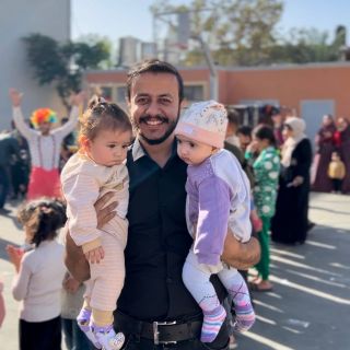 يمكن من يعرفني جيداً يعلم انه هذا مش عملي ولا هذا جزء من عملي وبيعرف قديش احنا بنخاطر عشان ننفذ سعادة صغيرة في...