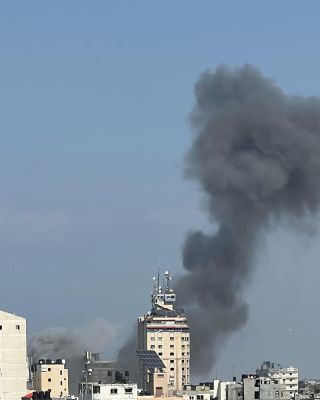 قصف وسط التجمعات السكانية .. 💔
______
#غزة_تحت_القصف #gazaunderattack #freepalestine #savesheikhjarrah #freepalestine