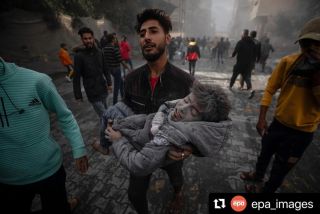 A man carries an injured child following Israeli air strikes in Rafah town in the southern Gaza Strip, 20 November 2023. 📸 EPA / Mohammed Saber ⁠
⁠#gazaunderattack #غزة 
#gaza #palestine...