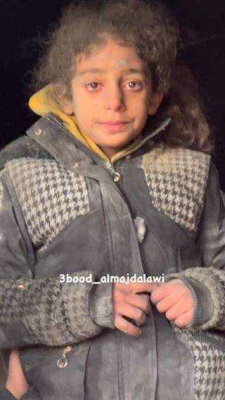 نظرات طفلة انتشلتها طواقم الدفا..ع المد..ني من تحت أنقا.ض منزل عائلتها في #غزة يوم أمس بعد تدميره من قبل طيرا..ن...