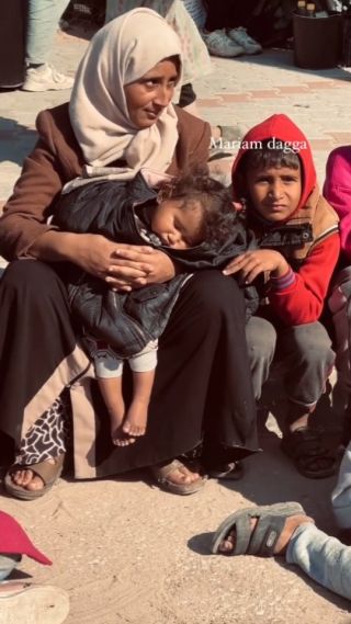 أطفال ونساء 💔 #غزة .. معاناة لا تنتهي 💔
#غزة_فلسطين #غزة_تُباد
