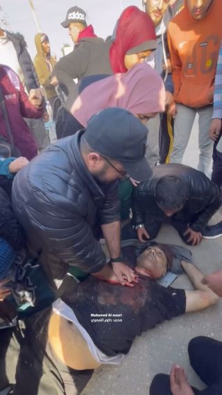#Watch:

Martyr and several injuries caused by shootings of the invading Israeli occupation forces near Al-Aqsa University, west of Khan Younis in the southern Gaza Strip. 
All casualties, including...
