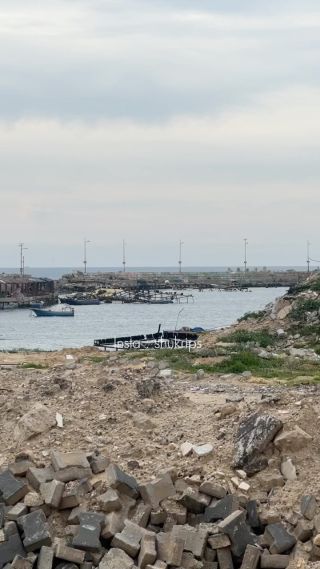 After the entry of the second Israeli army during the war, the effects of destruction in the Gaza port.

We also see the army deliberately sinking fishermen’s ships in the port.

‎آثار...