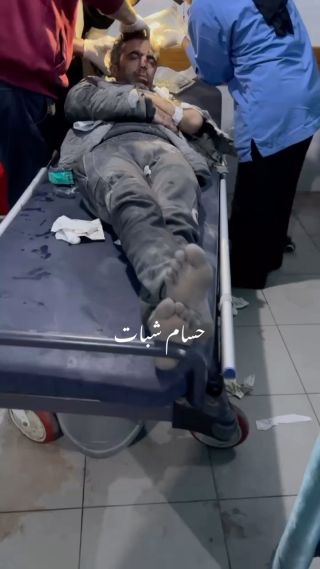 يرتجف الم ووجع 
سقط ركام منزله عليه بشكل كامل وتم اخراجه من تحت الركام وهو يرتجف
Shivering pain and pain
The rubble of his house fell...