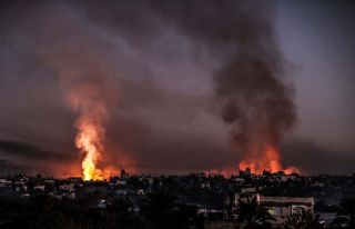 Smoke and flame rises from different parts of Salah al-Din Road following Israeli attacks in Deir Al Balah. (Anadolu Ajansı - 📷Ali Jadallah) #istanbul #turkey #photography #everyday #gaza...