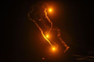 A view of lighting flares fired by Israeli forces as Israeli attacks continue in Deir al-Balah, Gaza on January 08, 2024. (Anadolu Ajansı - 📷Ali Jadallah) #istanbul #turkey #photography #everyday...