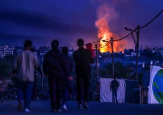 Smoke and flame rises from different parts of Salah al-Din Road following Israeli attacks in Deir Al Balah, Gaza on January 07, 2024. (Anadolu Ajansı - 📷Ali Jadallah) #istanbul #turkey...