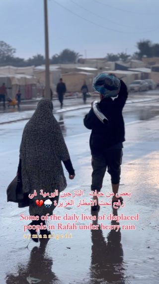 Some of the daily lives of displaced people in Rafah under heavy rain. 🌧️🌧️
بعض من حيات  النازحين اليومية  في رفح تحت الامطار الغزيرة...